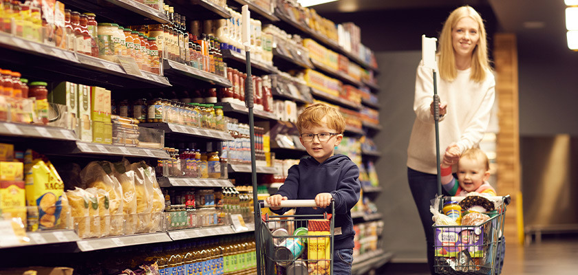 Mother and child shopping in a Center Parcs shop.